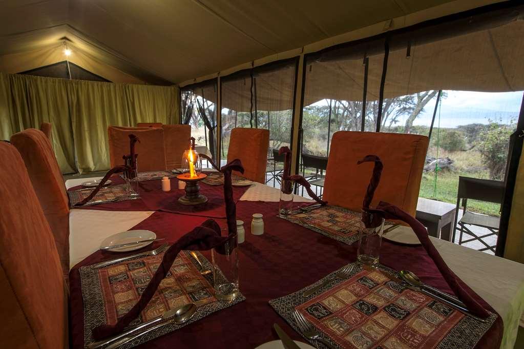 Karibu Camps And Lodges Lions Paw Ngorongoro カラトゥ レストラン 写真